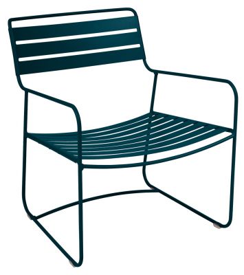 Dunkelgrüner Surprising Sessel von Fermob für den Außenbereich, minimalistisches Design mit Armlehnen und Lattenstruktur.